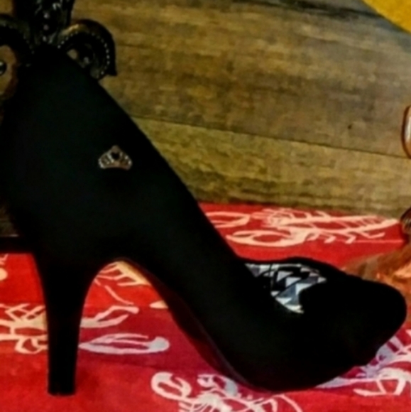 Fergalicious Heels Size 8 Black Suede Bow at Toe - Picture 4 of 9